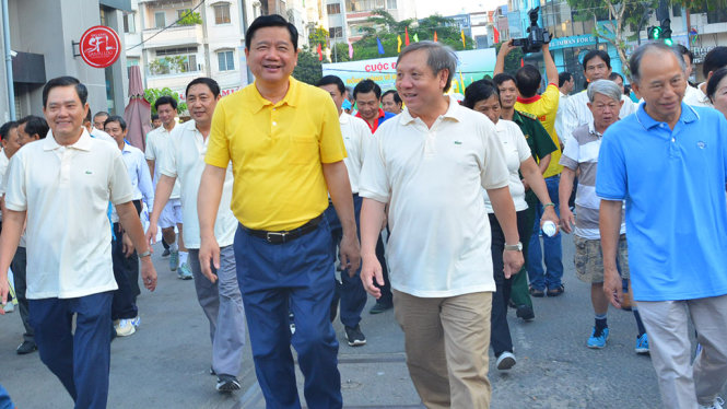 Bí thư Thành ủy TP.HCM Đinh La Thăng và các lãnh đạo quận Phú Nhuận tham gia đi bộ gây quỹ vì người nghèo - Ảnh: LĨNH HỒNG