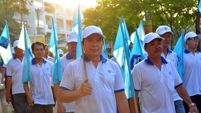 Rất đông các bạn trẻ, người dân quận Phú Nhuận tham gia đi bộ gây quỹ - Ảnh: LĨNH HỒNG