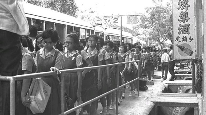 Hơn 1.000 sinh viên xếp hàng trong chiến dịch xếp hàng ở trạm chờ xe buýt kéo dài hai tuần trong năm 1969 tại Singapore - Ảnh: NAS