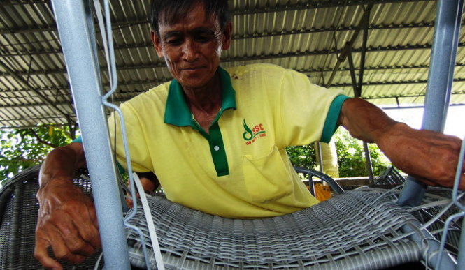 Ông Đặng Minh Khá (63 tuổi) mới học nhưng đã đan ghế nhựa thành thạo