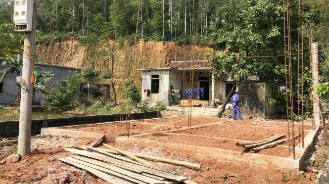 Một nhà dân ở xóm 4, xã Nghi Yên, huyện Nghi Lộc (Nghệ An) đã xây xong phần móng chờ đền bù - Ảnh: DOÃN HÒA