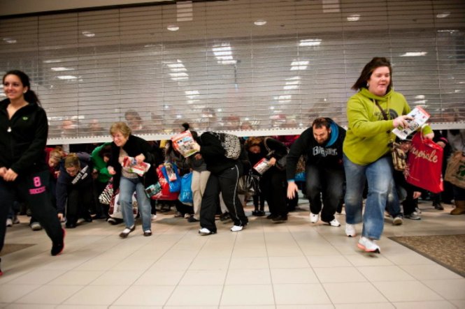 Cảnh tượng chen chúc xếp hàng và tranh nhau mua sắm giảm giá ngày Thứ Sáu đen tối (Black Friday) đang giảm dần vì người tiêu dùng chọn mua sắm trực tuyến tiện lợi hơn - Ảnh minh hoạ: Queue-it.com