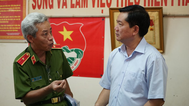 Bí thư Thành uỷ TP.HCM Đinh La Thăng trao đổi với Phó Giám đốc Công an thiếu tướng Phan Anh Minh về tình hình hoạt động của đội hình sự đặc nhiệm - Ảnh: THUẬN THẮNG