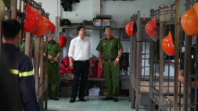 Bí thư Đinh La Thăng vào thăm nhà công vụ của chiến sĩ của Phòng Cảnh sát PCCC trên sông - Ảnh: THUẬN THẮNG