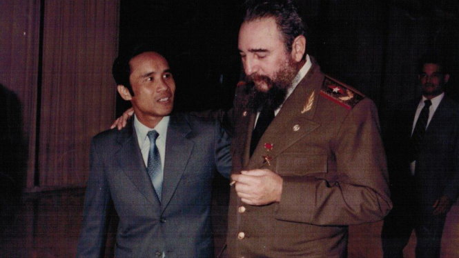 Lãnh tụ Fidel Castro và phiên dịch
Nguyễn Đình Bin - Ảnh: NVCC
