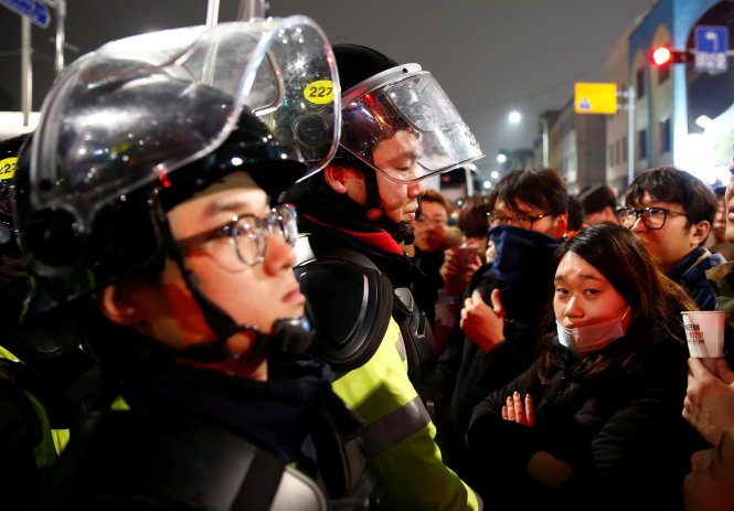 Người Hàn Quốc, trong đó có nhiều người trẻ, đã bất chấp giá lạnh xuống đường hôm 26-11 đòi Tổng thống từ chức - Ảnh: Reuters
