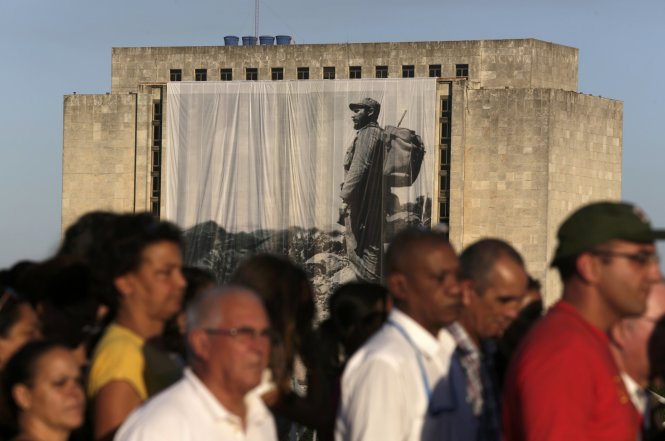 Người dân Cuba xếp hàng đến viếng ông Fidel Castro ở thủ đô Havana - Ảnh: Reuters