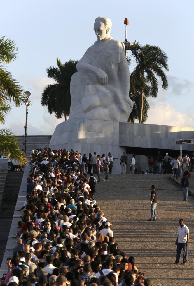 Hàng dài người dân xếp hàng ở khu đài tưởng niệm Jose Marti để tiễn biệt nhà lãnh tụ Fidel Castro ngày 28-11 - Ảnh: Reuters