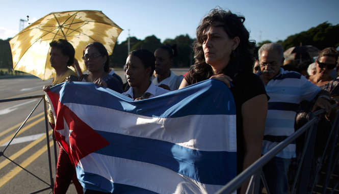 Dòng người xếp hàng tại Quảng trường Cách mạng, vẫy cờ Cuba - Ảnh: Reuters