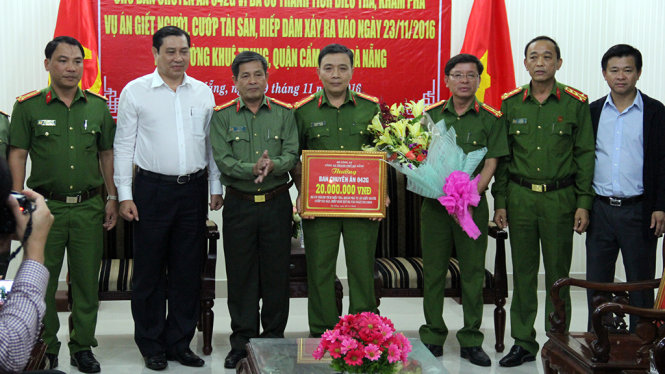 Ông Huỳnh Đức Thơ, chủ tịch UBND TP Đà Nẵng thưởng nóng cho ban chuyên án - Ảnh:TRƯỜNG TRUNG