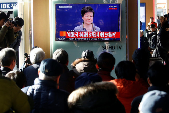 Người dân xem bài phát biểu của bà Park Geun-hye trên truyền hình ngày hôm nay (29-11) - Ảnh: Reuters