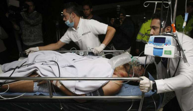 Lực lượng cứu hộ đưa hậu vệ Alan Ruschel vào bệnh viện - Ảnh: EPA