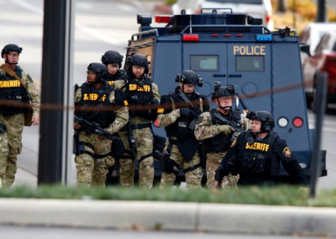 Lực lượng cảnh sát có mặt bên ngoài nhà để xe ở khu học xá Đại học bang Ohio - Ảnh: AFP