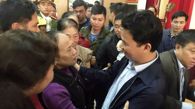 Ông Đặng Quốc Khánh - chủ tịch tỉnh Hà Tĩnh (phải) đối thoại với tiểu thương chợ TP. Hà Tĩnh - Ảnh: THẮNG DINH