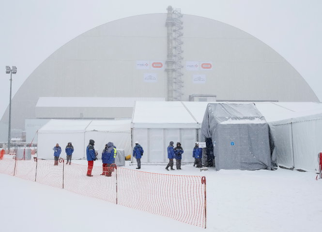 Mái vòm mới nhìn từ xa chụp lên lò phản ứng hạt nhân số 4 ở Chernobyl ngày 29-11 - Ảnh: Reuters