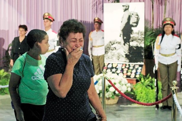 Một phụ nữ bật khóc khi viếng lãnh tụ Fidel Castro - Ảnh: AP