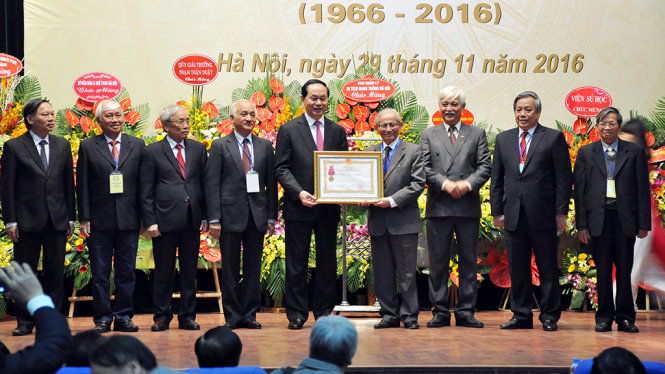 Chủ tịch nước Trần Đại Quang trao tặng huân chương lao động hạng nhất cho Hội khoa học lịch sử VN