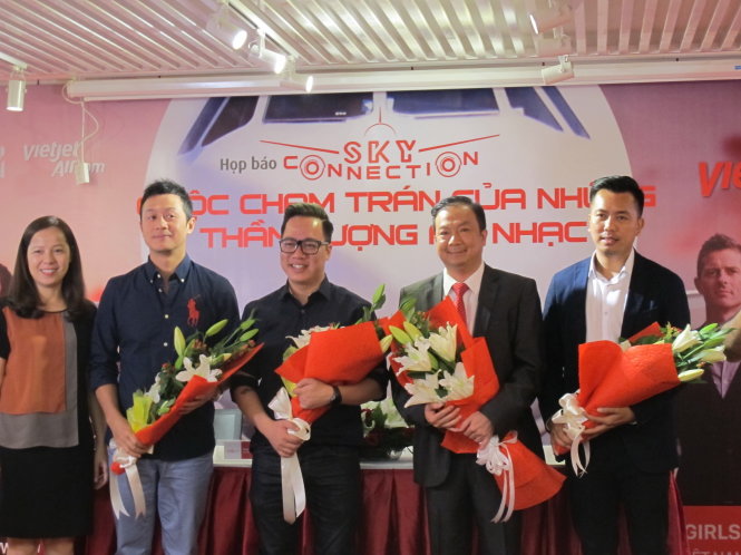Nghệ sĩ Anh Tuấn (thứ hai từ trái qua) và giám đốc sáng tạo Nguyễn Thanh Tùng (thứ ba) trong buổi ra mắt chương trình Sky Connection 2016- Ảnh: H.Lê