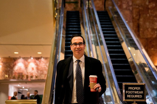 Ông Steven Terner Mnuchin tại tòa nhà Trump Tower tháng này - Ảnh: New York Times