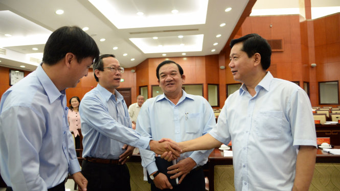 Bí thư Thành uỷ Đinh La Thăng (bên phải) trao đổi với các đại biểu tham dự Hội nghị Thành uỷ TP.HCM lần thứ 8 sáng 30-11 - Ảnh Tự Trung