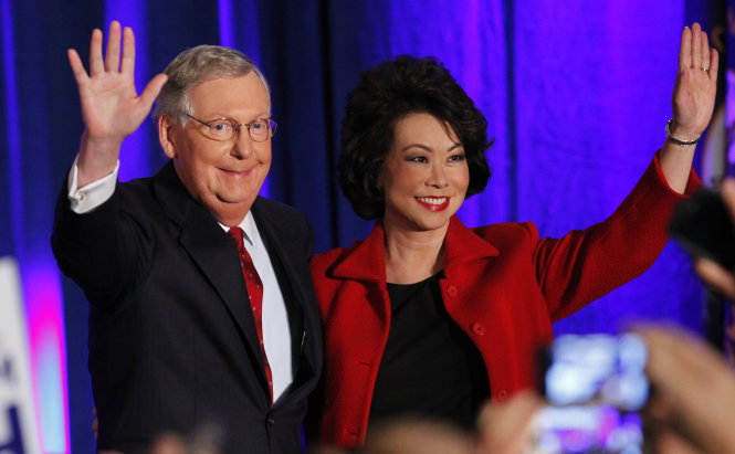 Thượng nghị sĩ Mitch McConnell cùng vợ là bà Elaine Chao trong một chương trình vận động tranh cử giữa nhiệm kỳ của ông ở Louisville, bang Kentucky (ảnh tư liệu năm 2014) - Ảnh: Reuters