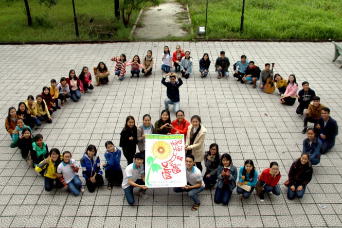 CLB Báo chí (ĐH Ngoại ngữ - ĐH Huế) tổ chức ngày hội vẽ hoa hướng dương trong khuôn viên nhà trường vào ngày 27-11 - Ảnh: NHẬT LINH