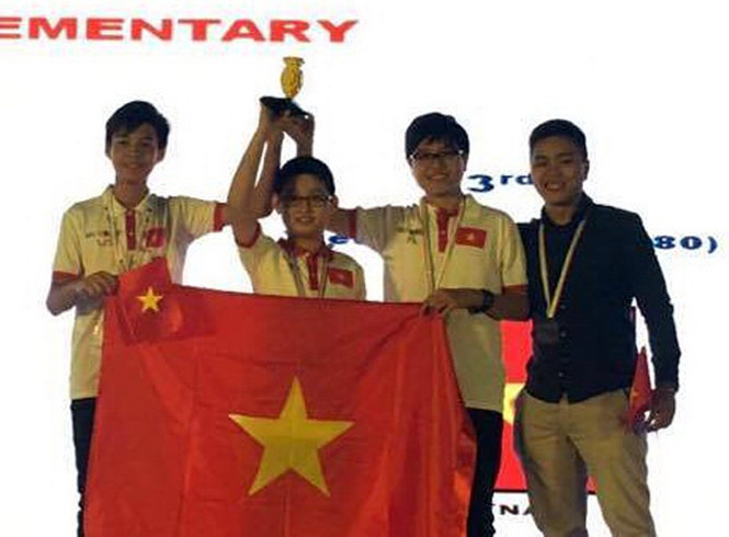 Đội Việt Nam nhận giải ba WRO 2016 ở bảng dành cho học sinh dưới 13 tuổi - Ảnh: Thiên Thanh