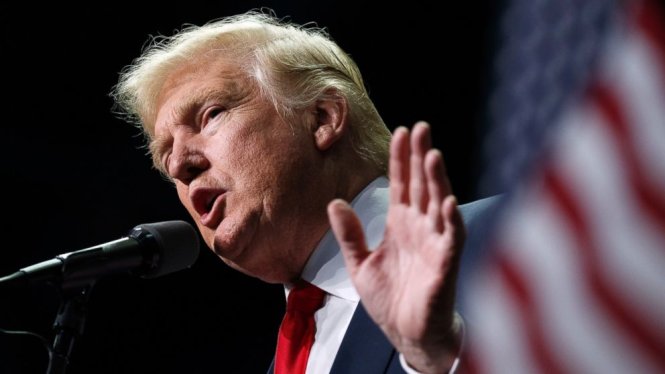 Tổng thống đắc cử Donald Trump đề nghị bỏ tù hoặc tước quyền công dân với những người đốt quốc kỳ Mỹ - Ảnh: Reuters
