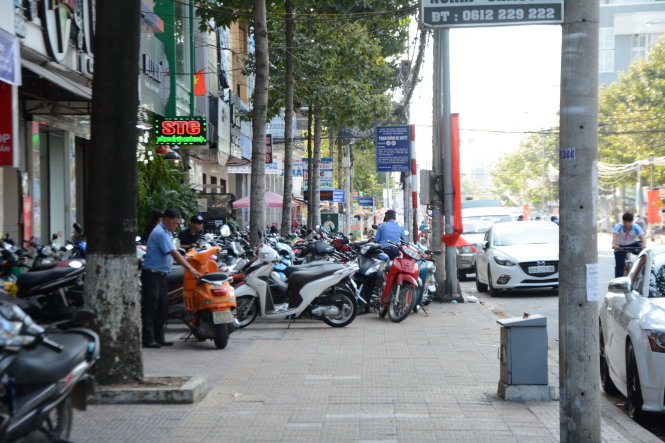 Xe đậu lấn chiếm vỉa hè trên đường Võ Thị Sáu, TP Biên Hòa (Đồng Nai) chiều 29-11 - Ảnh: Đ.Trong