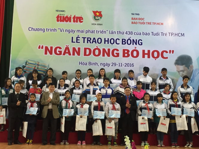 Đại diện ban tổ chức chương trình trao học bổng tại tỉnh Hòa Bình ngày 29-11 - Ảnh: T. Hoàng