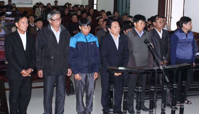 Bị cáo Nguyễn Văn Bổng (thứ 4 từ trái qua) cùng các đồng phạm hầu tòa - Ảnh: VĂN ĐỊNH