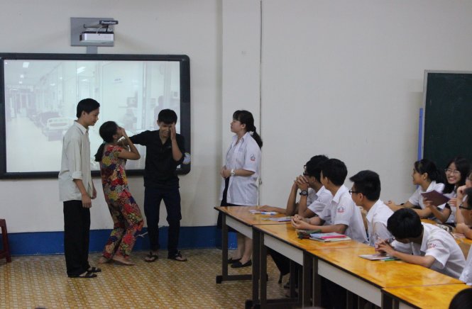 Học sinh lớp 10A1 thể hiện một vở kịch có nội dung liên quan đến Luật bảo hiểm y tế - Ảnh: Phương Nguyễn