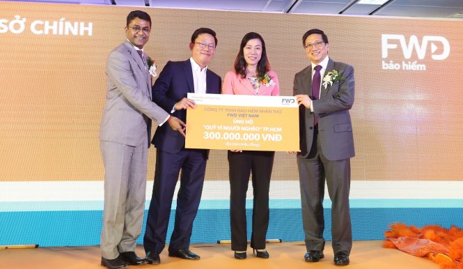 Ông Anantharaman Sridharan, Tổng Giám đốc FWD Việt Nam, ông Huỳnh Thanh Phong, Tổng Giám đốc Tập đoàn FWD (từ trái sang) trao tặng 300 triệu đồng ủng hộ  “Quỹ Vì Người Nghèo” TP.HCM trong dịp khai trương. Ảnh: P.K