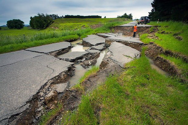 Họ phát hiện động đất rất mạnh, phá vỡ nhiều cấu trúc ở khu vực - Ảnh: Kate Pedley