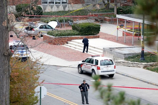 Cảnh sát điều tra hiện trường vụ án do sinh viên người Somalia gây ra tại Đại học bang Ohio - Ảnh: AFP