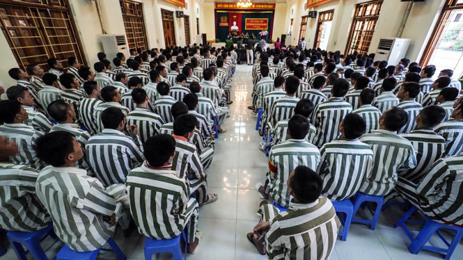 Các phạm nhân ngồi nghe lãnh đạo trại giam đọc các quyết định đặc xá của Chủ tịch nước và danh sách phạm nhân được đặc xá của trại giam Thanh Xuân