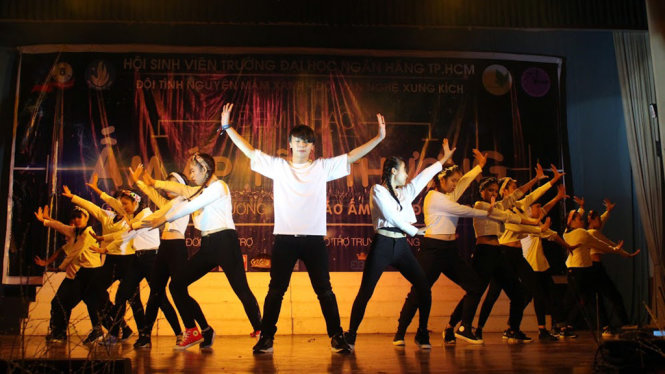 Tiết mục nhảy của CLB Văn Nghệ Xung Kích ĐH Ngân Hàng
