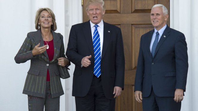 Tổng thống đắc cử Donald Trump (giữa) cùng với phó tướng Mike Pence gặp bà Betsy DeVos tại TP Bedminster, bang New Jersey, hôm 19-11- Ảnh: AFP