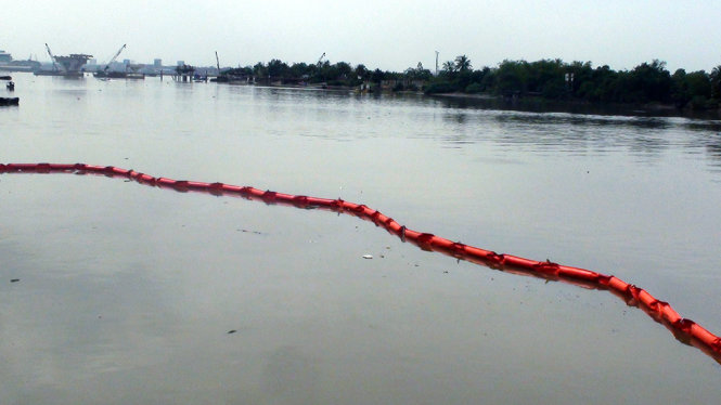 Dải phao được lực lượng chức năng giăng dưới sông để đề phòng dầu trong tàu tràn ra ngoài - Ảnh: A Lộc