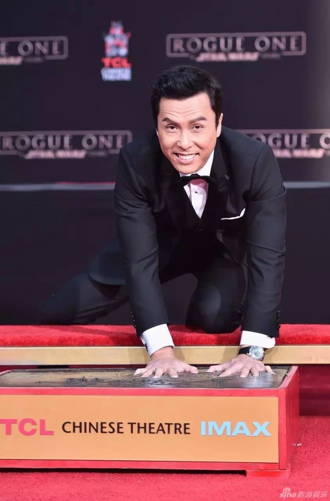 Chân Tử Đan tiến hành nghi thức lưu dấu tay tại TCL Chinese Theatre ở Hollywood - Ảnh: SINA