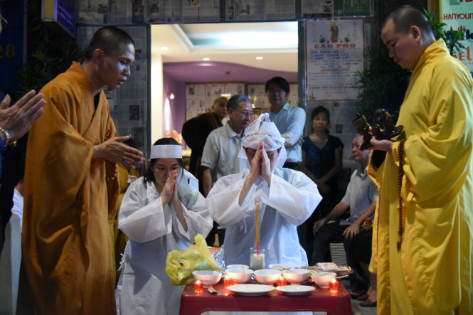 Lễ phát tang NSƯT Quang Lý được thực hiện theo nghi thức Phật giáo - Ảnh: HỮU THUẬN