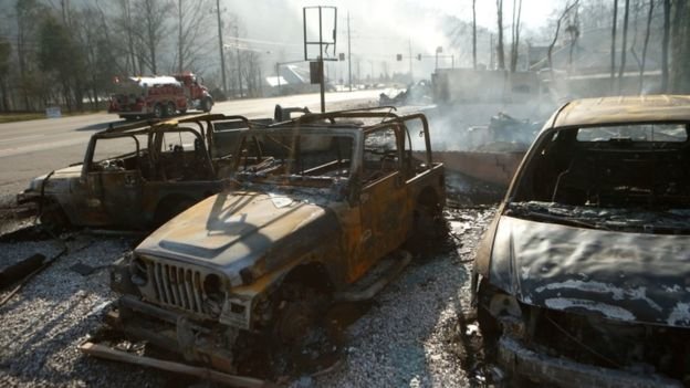 Ô tô bị lửa thiêu rụi - Ảnh: Getty Images