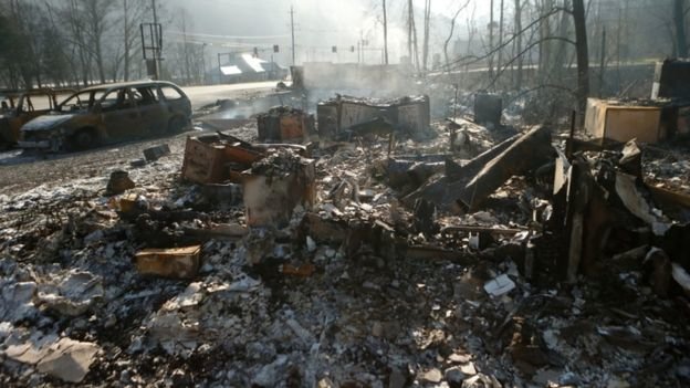 Cảnh tan hoang ở Gatlinburg sau khi lửa đi qua - Ảnh: Getty Images
