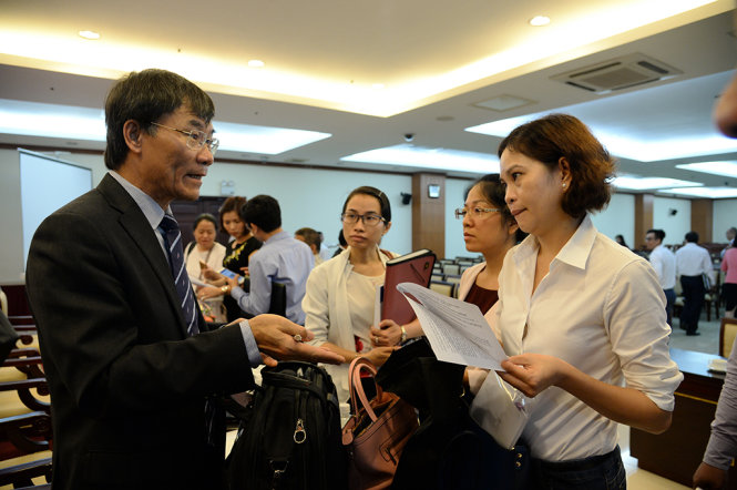 Đại diện các doanh nghiệp phản ảnh vướng mắc về thuế với ông Vũ Ngọc Anh, phó tổng cục trưởng Tổng cục Hải quan, ở hội nghị đối thoại sáng 30-11 tại TP.HCM - Ảnh: TỰ TRUNG