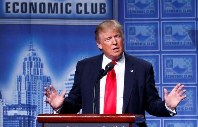 Ông Trump phát biểu tại Câu lạc bộ Kinh tế Detroit, bang Michigan tháng 8-2016 - Ảnh: Reuters