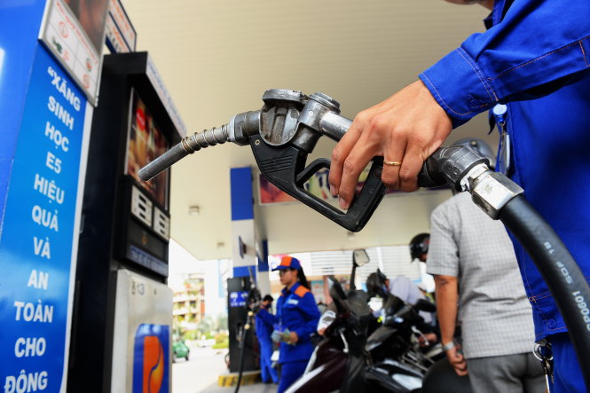Giá dầu thế giới tăng gây áp lực lên giá xăng dầu bán lẻ trong nước. Trong ảnh: một cây xăng ở quận Phú Nhuận, TP.HCM - Ảnh: Hữu Khoa