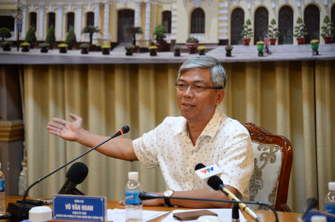 Ông Nguyễn Văn Hoan, Thành ủy viên, Chánh Văn phòng UBND TP.HCM trả lời phỏng vấn - Ảnh Tự Trung