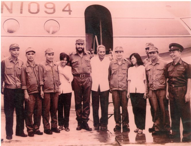 Lãnh tụ Fidel Castro cùng các lãnh đạo Việt Nam chụp ảnh chung với đoàn bay sau khi trở về Hà Nội từ Quảng Bình - Ảnh: NVCC