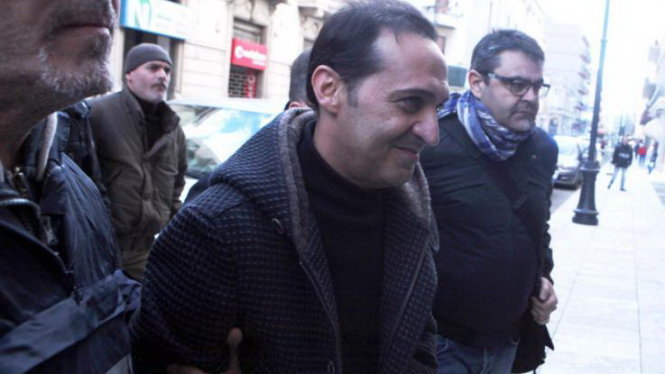 Marcello Pesce - một trong những trùm mafia nguy hiểm nhất nước Ý, vẫn tươi cười khi bị bắt - Ảnh: La Presse