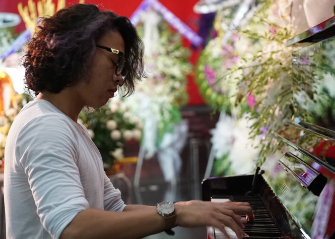 Nghệ sĩ Tuấn Mạnh chơi piano trước linh cữu nghệ sĩ ưu tú Quang Lý - Ảnh: Thuận Thắng